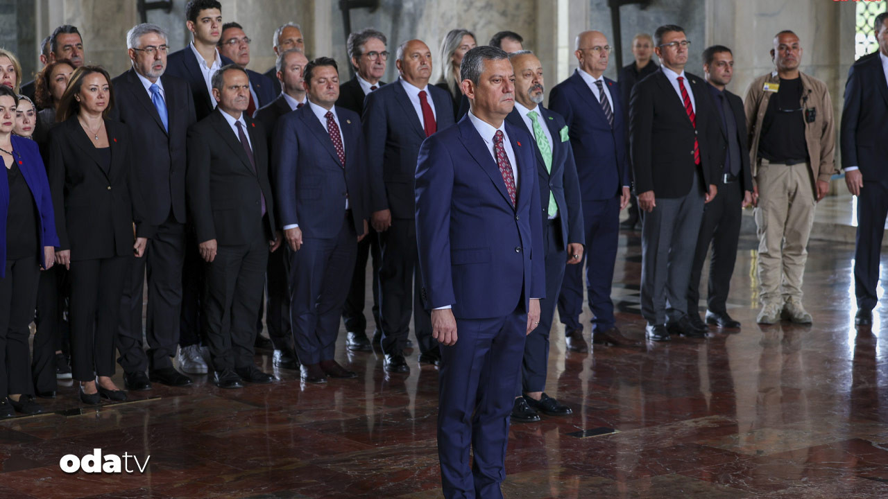 Özgür Özel Anıtkabir’de: ‘Mücadeleyi kararlılıkla sürdürüyoruz’