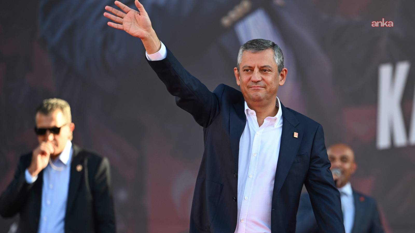 ozgur ozel avrupa sampiyonasi finalinde milletimize buyuk bir onur yasatan a milli erkek basketbol takimimizi ve teknik ekibi tebrik ediyorum bhKaN1hB