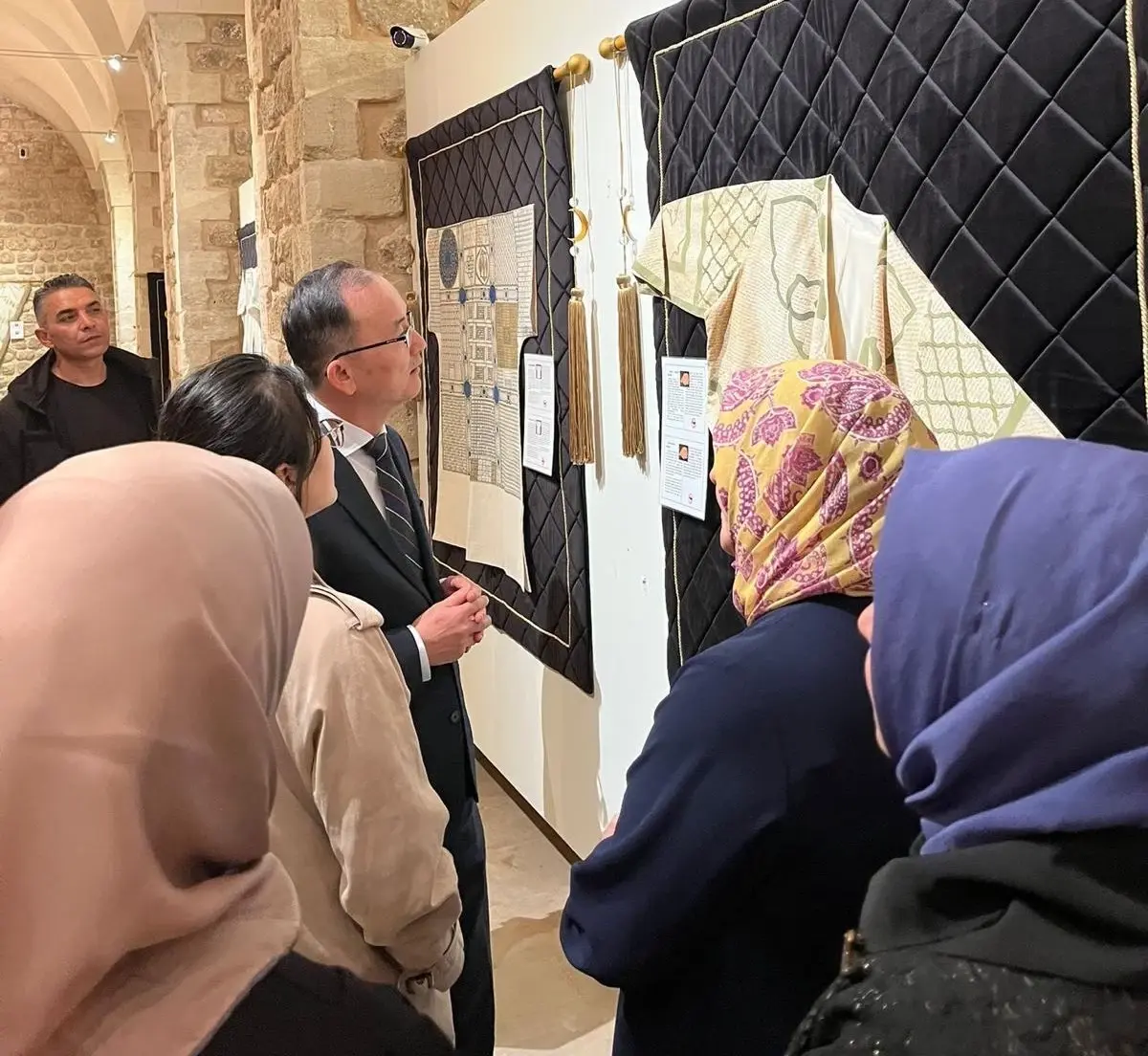 cin-buyukelcisi-mardinde-sergiyi-ziyaret-etti-zRHlLE2y.jpg