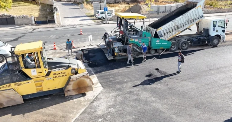 kayseri melikgazide tam gaz asfalt calismasi Ay822nhQ.webp