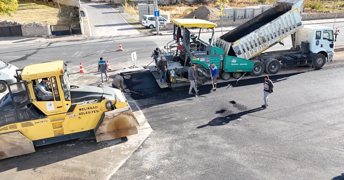 kayseri melikgazide tam gaz asfalt calismasi Ay822nhQ.webp