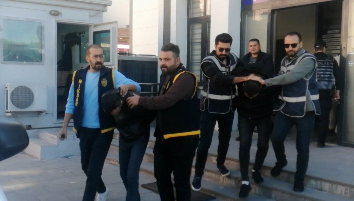 kendilerini polis olarak tanittilar yasli cifti dolandirip kactilar HpStPPtd.jpg