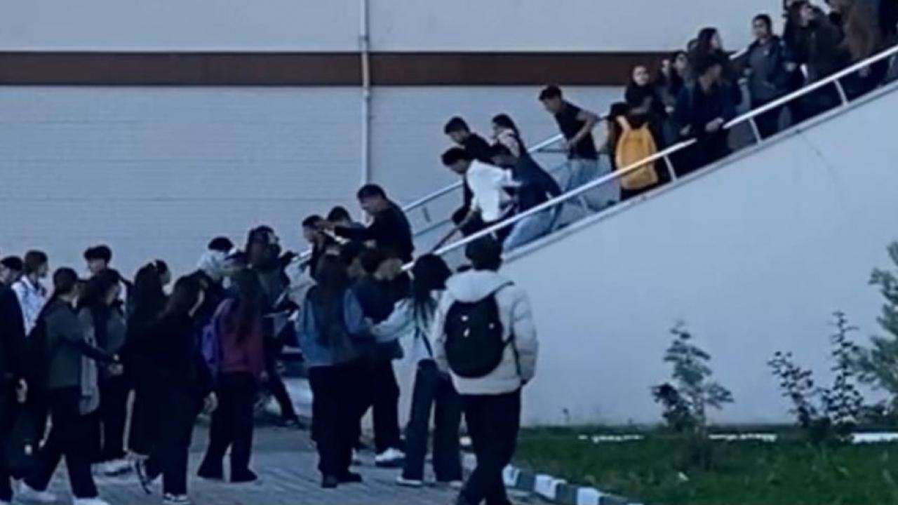 okulda korku dolu anlar sopalarla baskin yaptilar D6fOsHtJ.jpg