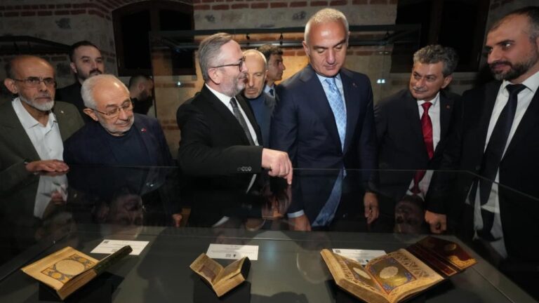 700-yillik-yazma-eserler-istanbulda-ziyarete-acildi-7CVfSmJc.jpg