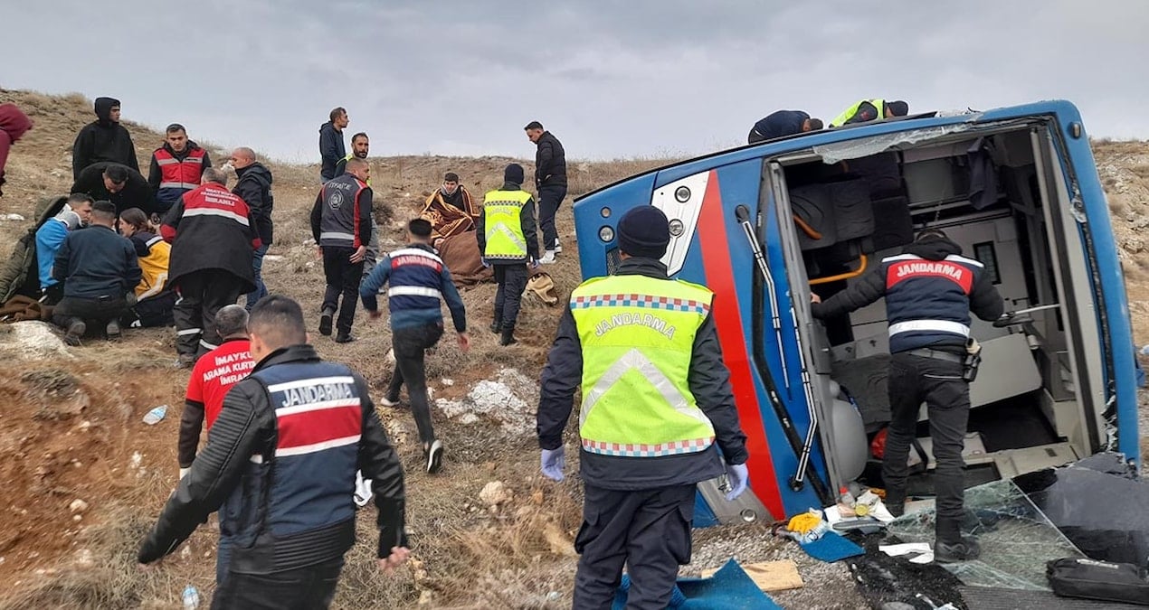 cezaevi-nakil-araci-devrildi-9-kisi-yaralandi-9SD1LKMS.jpg