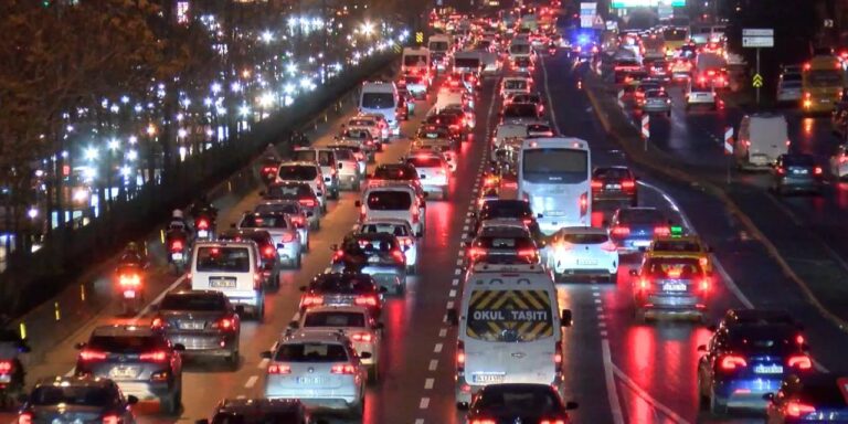 istanbul-trafigine-saganak-ve-hafta-basi-darbesi-yuzde-90-goruldu-g41YgRuO.jpg