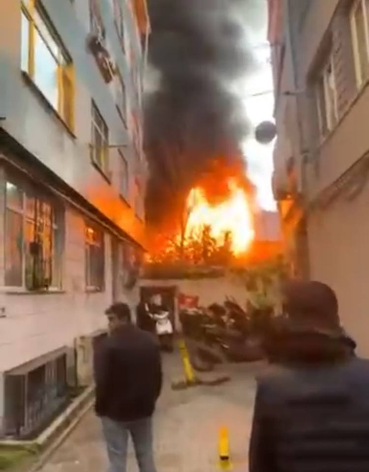 istanbulda-otoparkta-yangin-alevler-2-katli-binaya-sicradi-Ua2ytTZf.jpg
