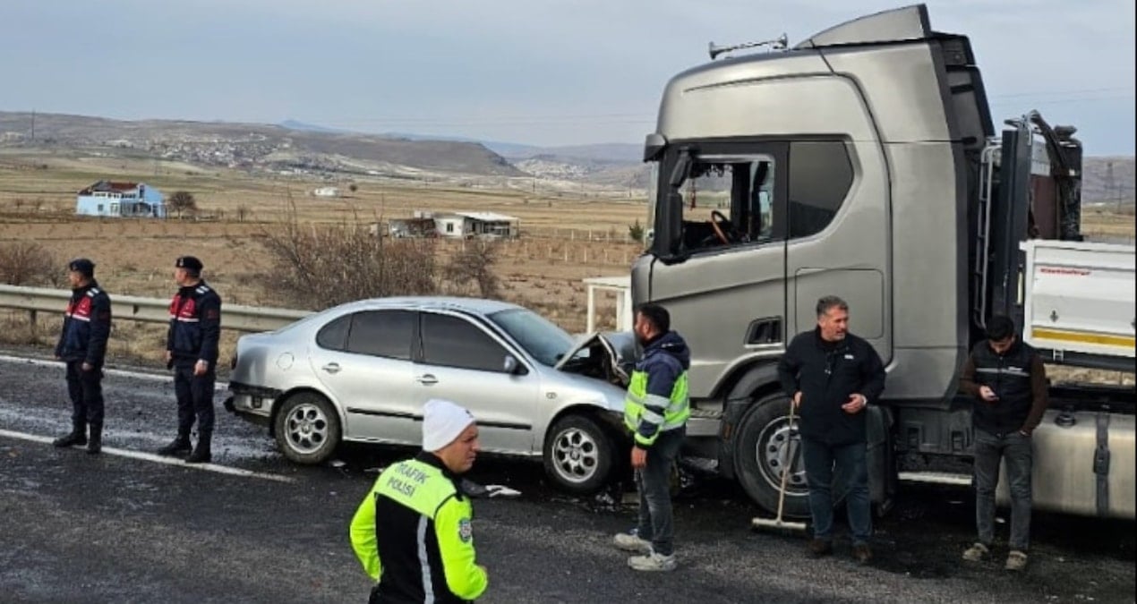 nevsehirde-tir-ile-otomobil-kafa-kafaya-carpisti-olu-ve-yaralilar-var-2O8m9zGM.jpg