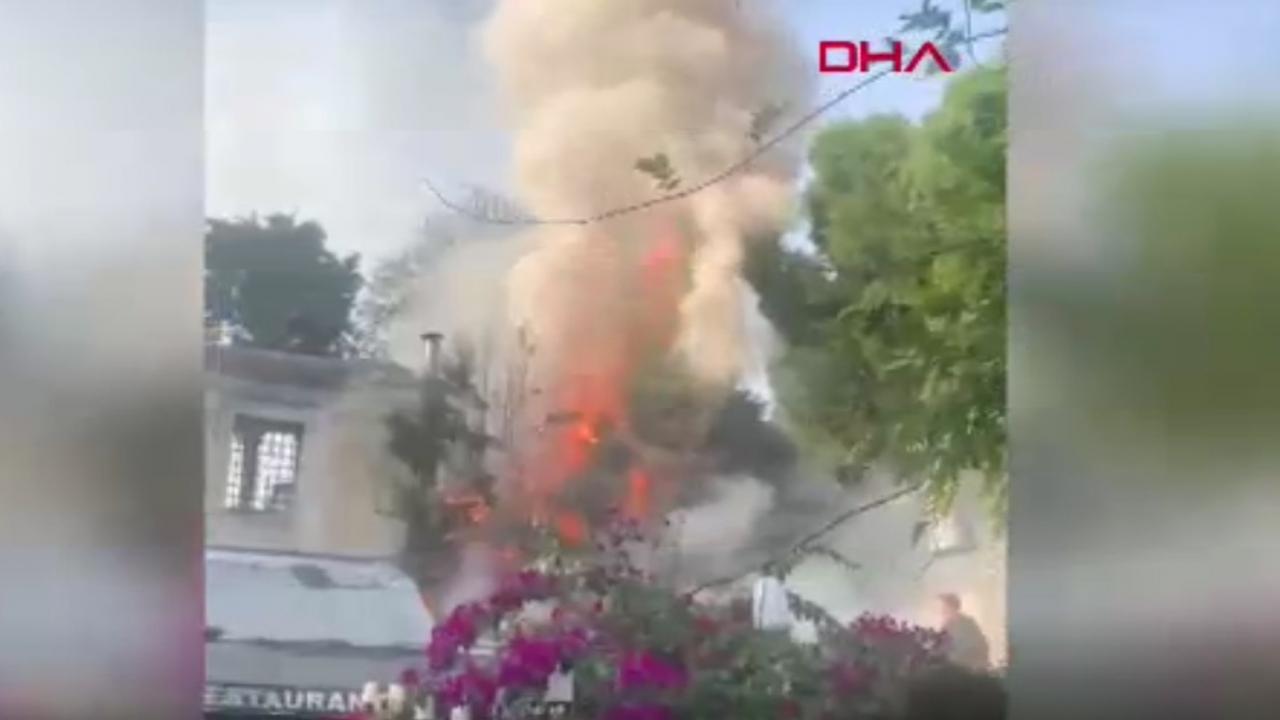 sultanahmet-meydaninda-bir-restoranda-yangin-kYC6KBei.jpg