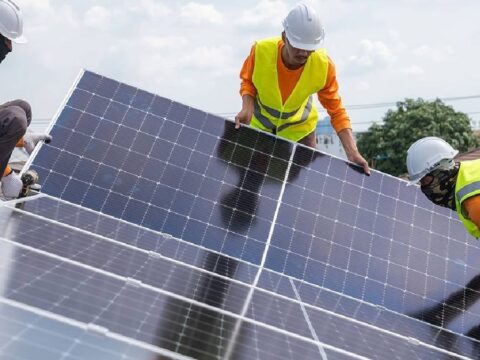 Gunes panellerindeki gizli tehlike duyan apar topar catidan sokuyor bdEnQ1tn